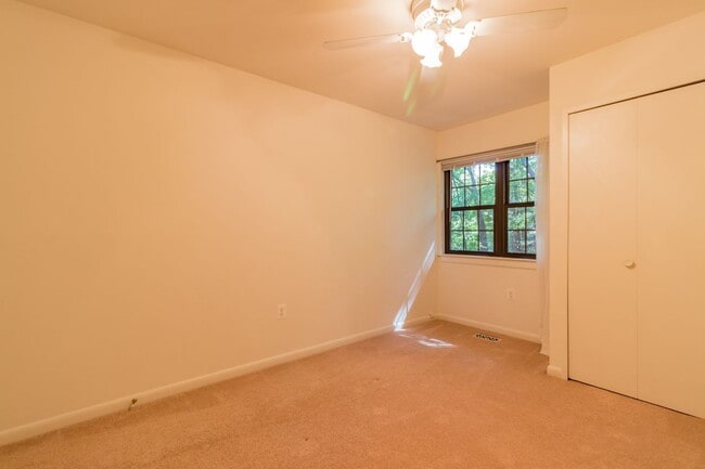Building Photo - Beautiful 3 Bed 3.5 Bath Brick Interior To...