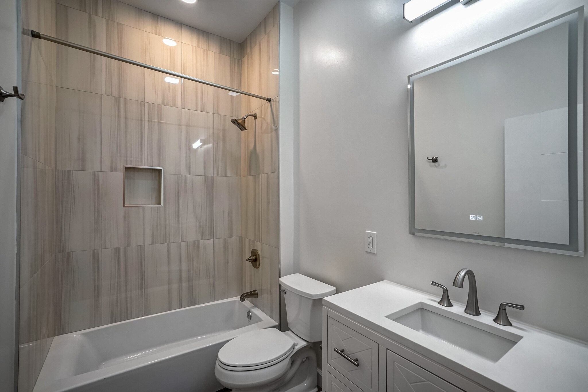 Second Floor - Bathroom w/Tub - 951 25th St NW