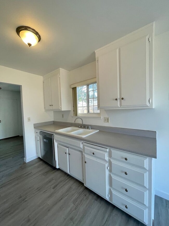 Building Photo - Refreshed 3 bed/1 bath Foothills Farms Home