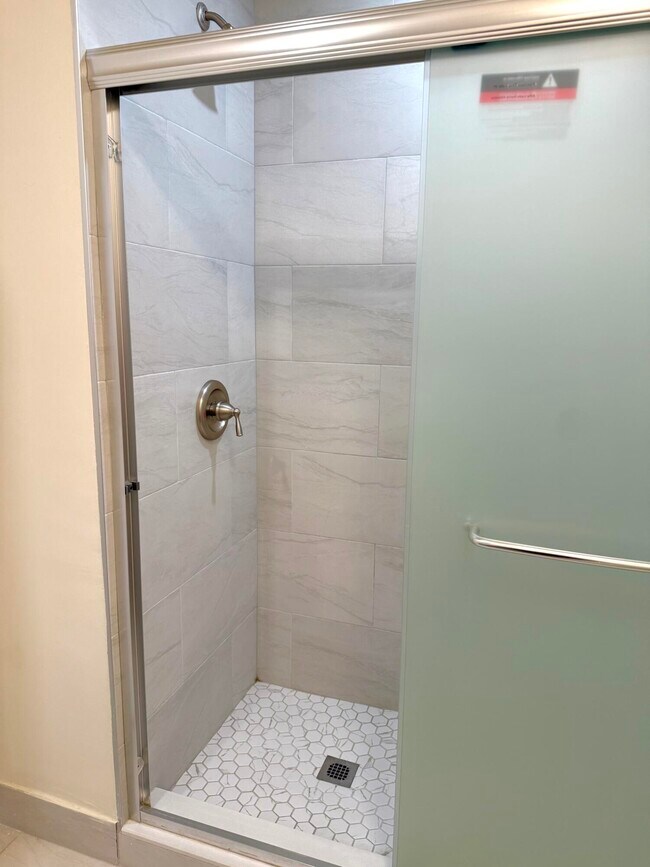 Building Photo - 18292 Clear Brook Cir