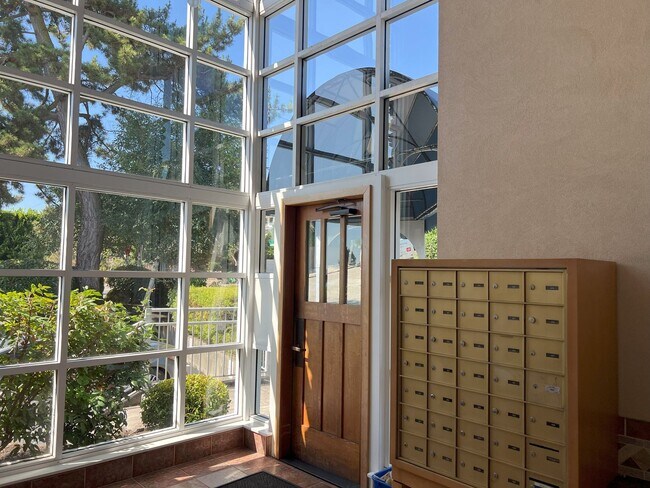 Building Photo - Lake Washington waterfront living with lak...