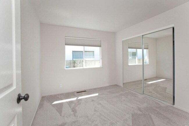 Building Photo - Desirable Windsor 3 bed 2 bath home