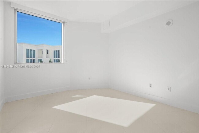 Building Photo - 3030 NE 188th St