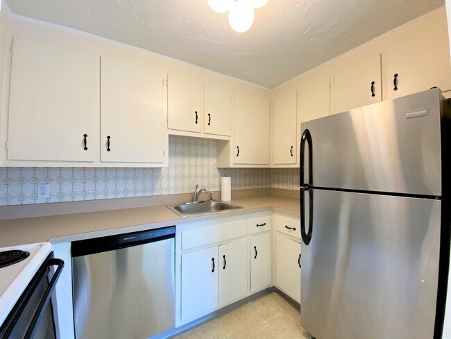 Building Photo - 28 Fountain Ln