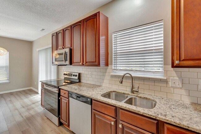 Building Photo - Lakes of Summerville