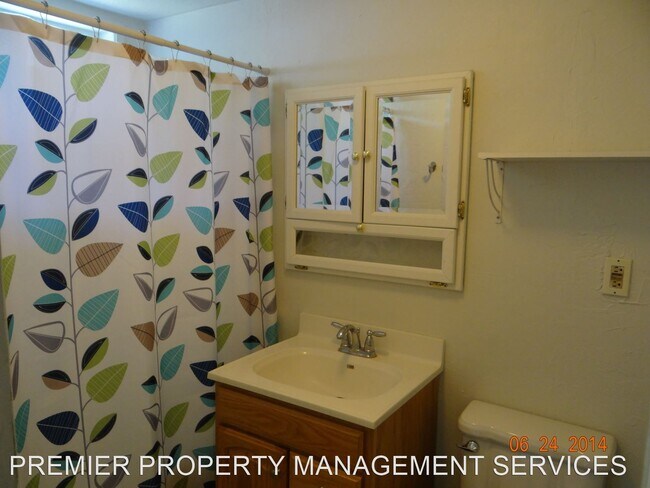 Building Photo - 3 br, 2 bath House - 902 25th Place