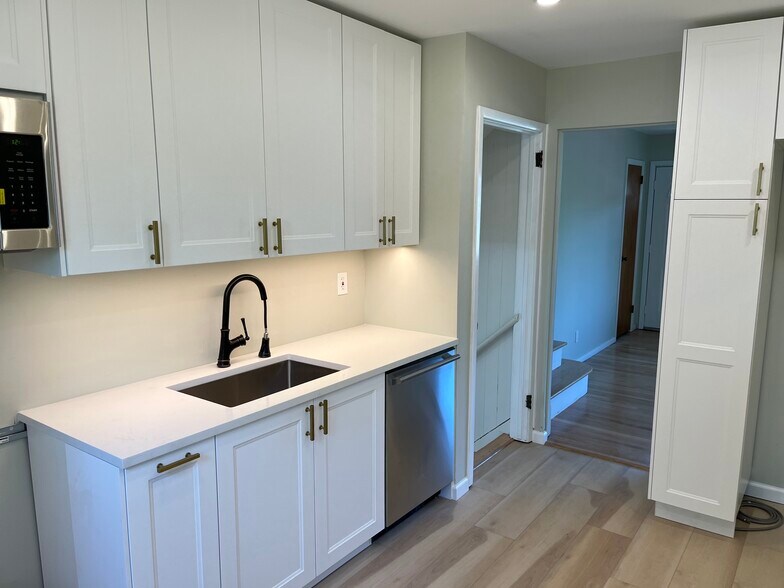 Building Photo - 96 Oakdene Ave