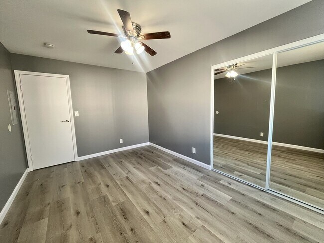 Building Photo - LARGE 2 BEDROOM 1 BATH UPSTAIRS UNIT WITH ...