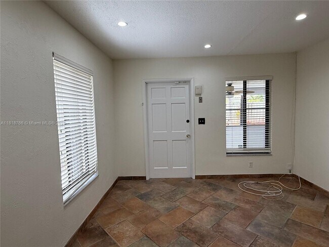 Building Photo - 1721 NE 48th Ct