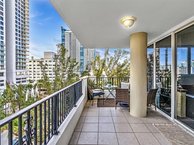 Building Photo - 6422 Collins Ave