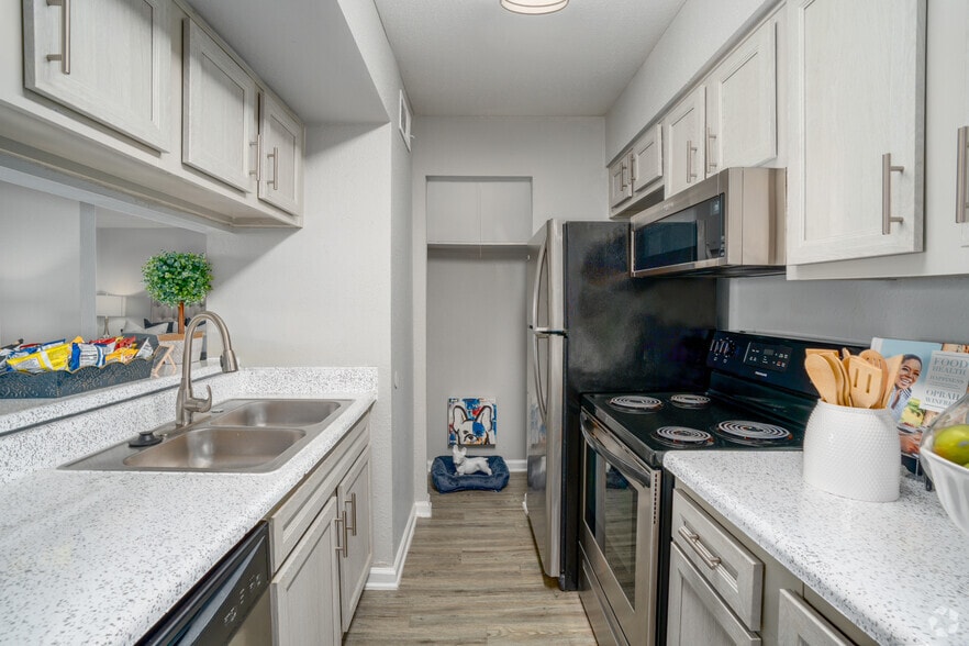 1BR, 1BA - 604SF - Kitchen - University Green