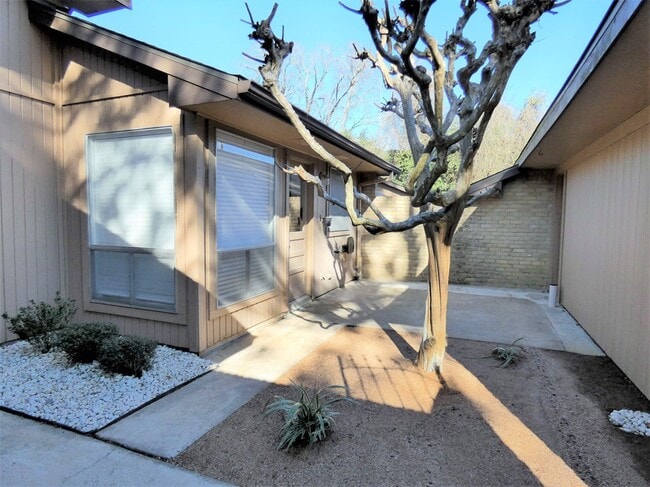 Building Photo - 606 Golfview Dr