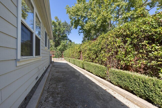 Building Photo - 840 Hunt Ave