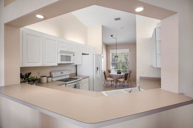 Building Photo - ** CROWN POINTE SHORES ** 2 BED + DEN / 2 BATH - GARAGE - TURNKEY FURNISHED - ANNUAL RENTAL