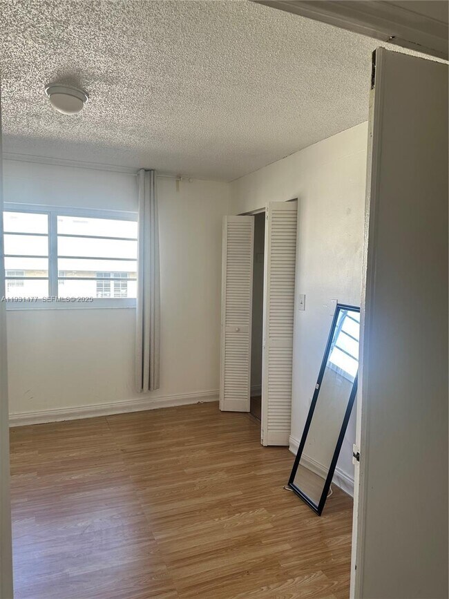 Building Photo - 1150 Collins Ave