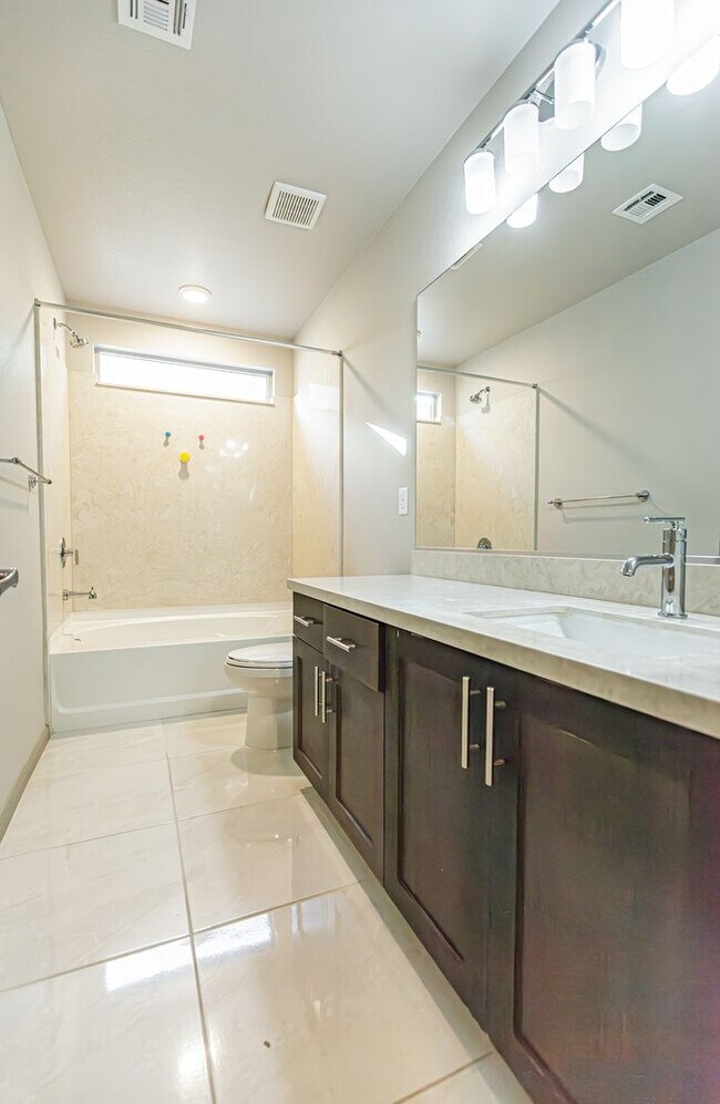 Building Photo - Rooftop Balcony