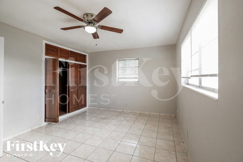 Building Photo - 621 SW 69th Terrace