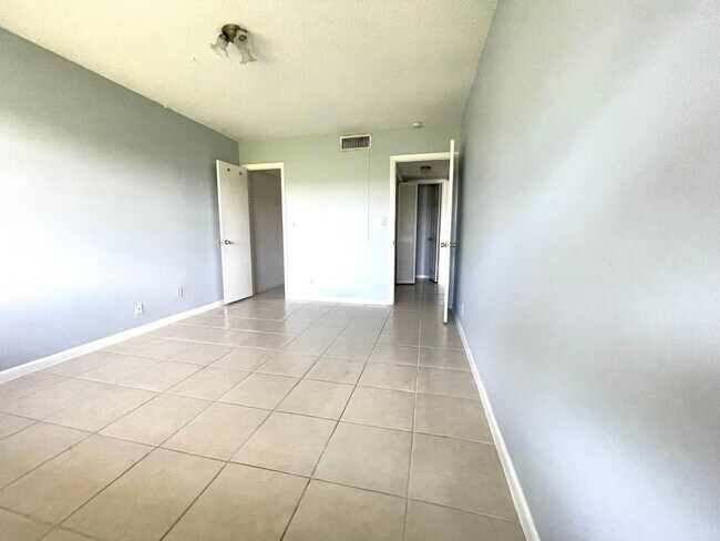 Building Photo - 1101 Crystal Lake Dr