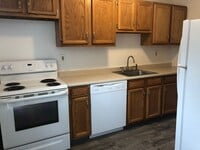 Building Photo - Spacious 2 Bedroom Townhouse