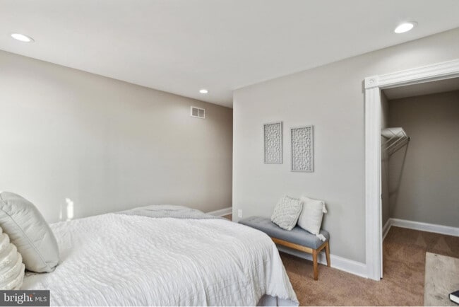 Primary Photo - 2215 E Biddle St