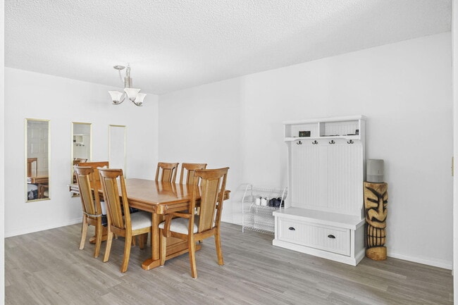 Building Photo - 2025 SW Silver Pine Way