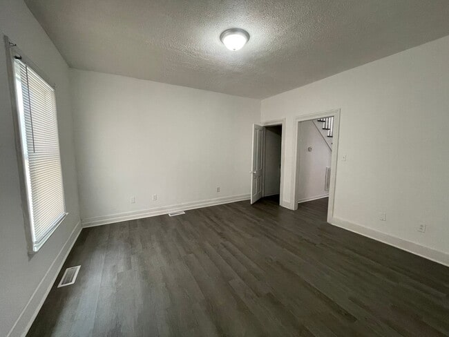 Building Photo - Renovated Home - Close to Downtown