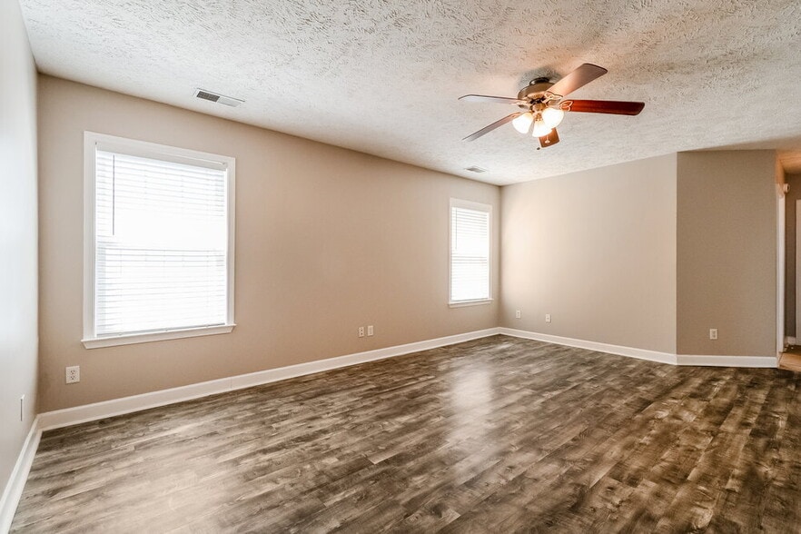 Building Photo - 1625 Beaconcrest Cir