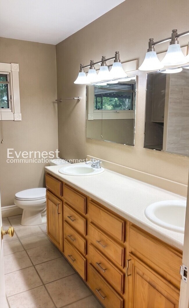 Building Photo - 3 Bed, 1 Bath Home with Fenced Yard & Garage / Available Now!