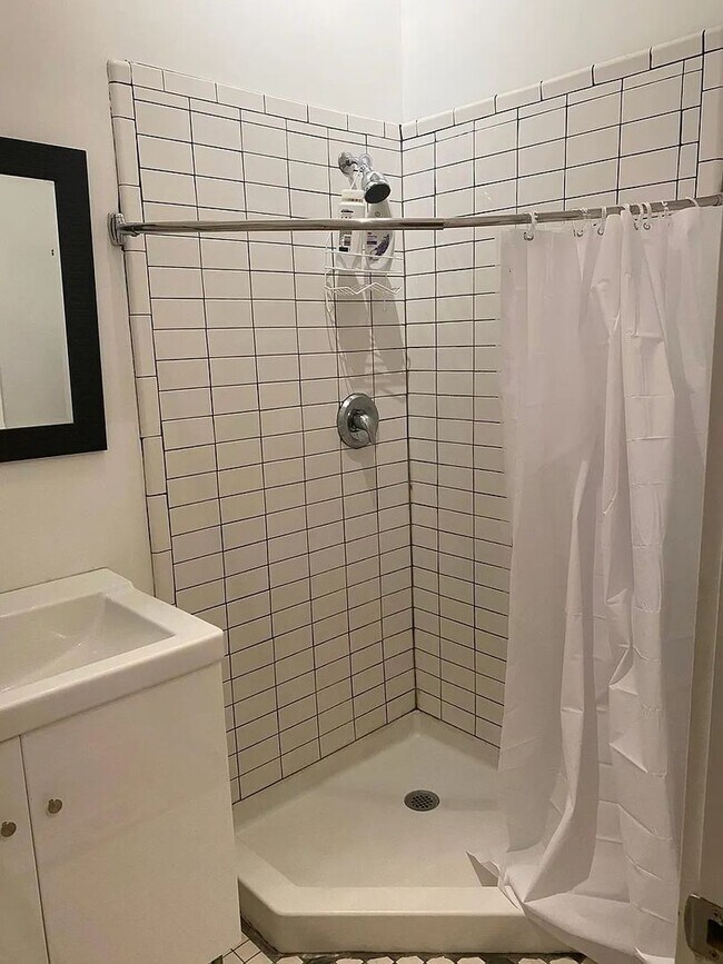 Building Photo - 211 W 38th St