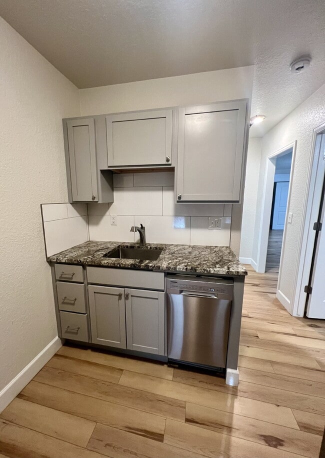 Building Photo - Price drop! Updated One Bedroom Ready!