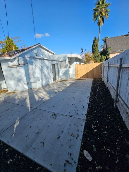 Building Photo - 1226 W Palm Ave