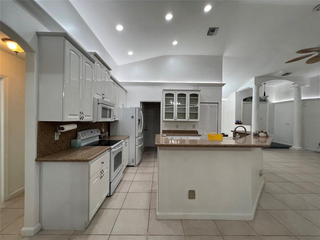 Building Photo - 7400 SW 37 Ct