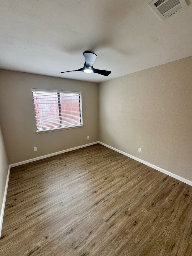Building Photo - 3205 Hillcrest Dr