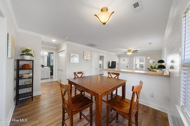 Building Photo - 720 Queen St