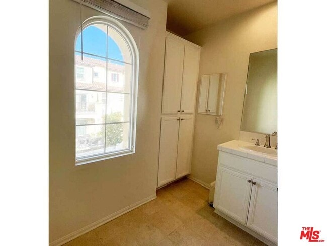 Building Photo - 10533 Maple Ln