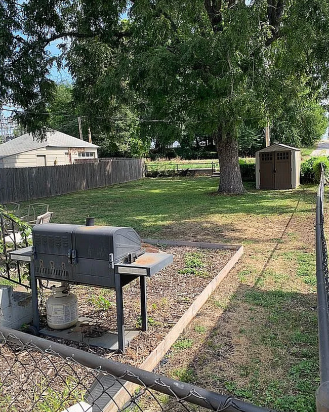 Building Photo - 1 Bedroom Home With Fenced Yard