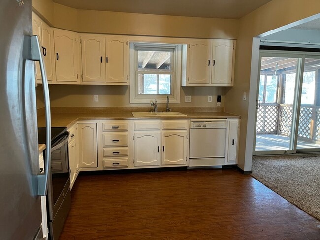 Building Photo - 3 Bed/3 Bath with Fenced in Yard!