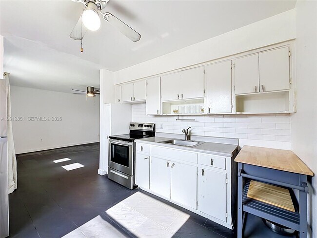 Building Photo - 391 NE 42nd Ct