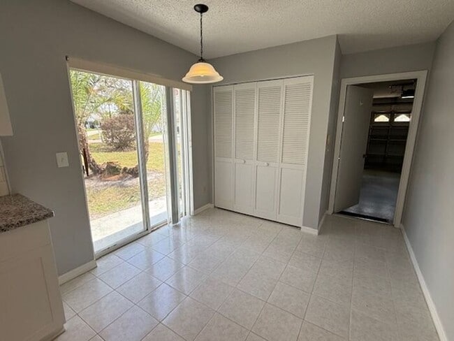 Building Photo - 3/2 Orlando home near theme parks