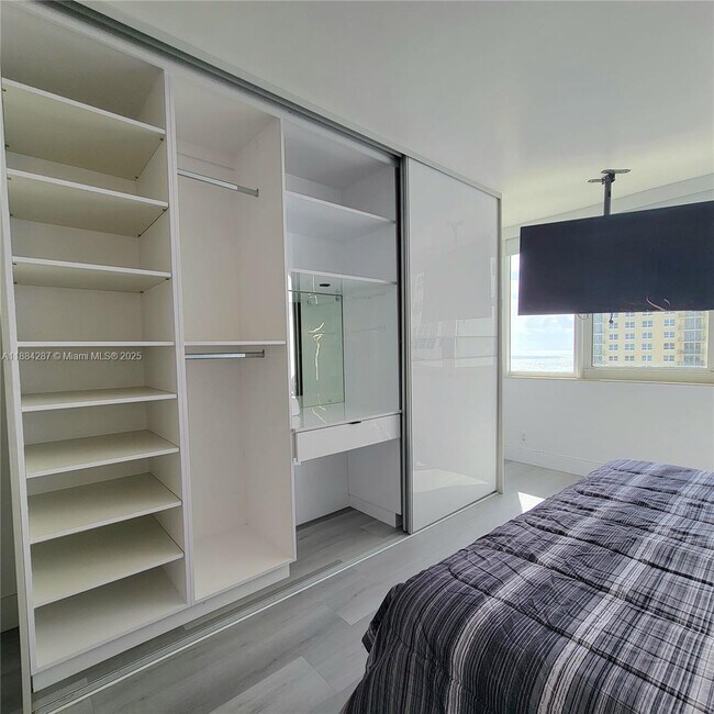 Building Photo - 2030 S Ocean Dr