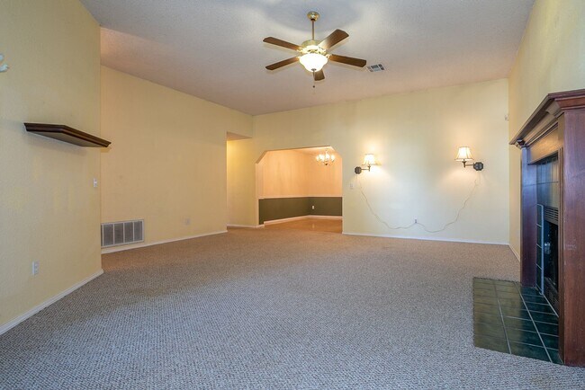 Building Photo - Charming 3 bedroom home with cozy fireplac...