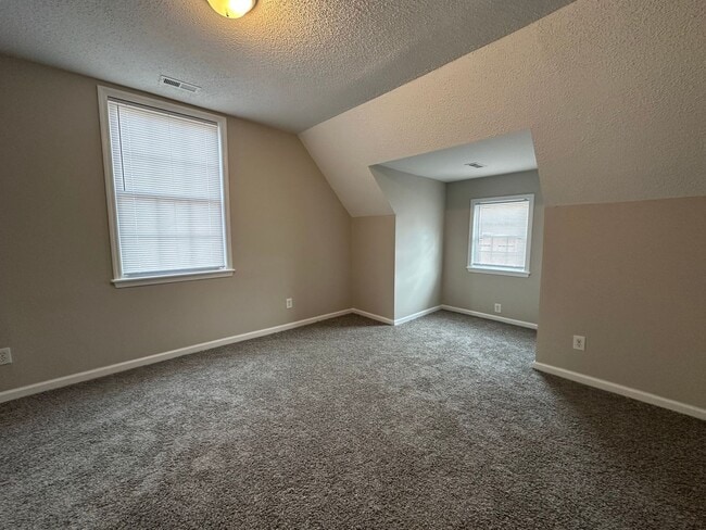 Building Photo - New Carpet and Fresh Paint!