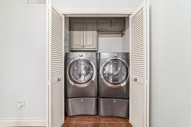 Building Photo - 2300 Augusta Dr