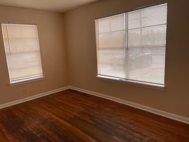 Building Photo - Cute 2/1 Home Available for Immediate Move In!