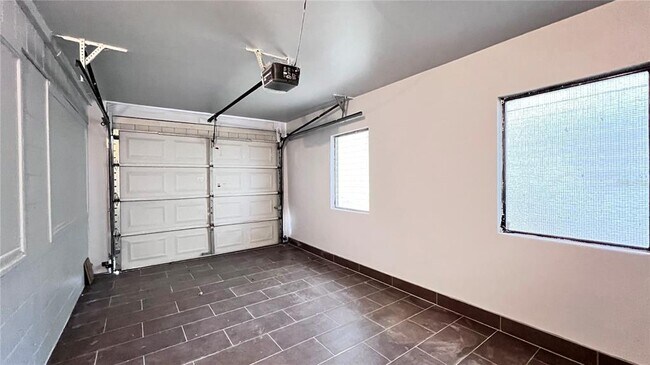 Building Photo - 2421 Laura Pl