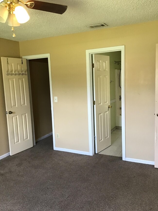 Building Photo - 13 Shayna Dr