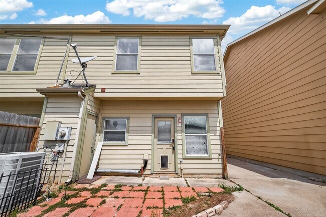 Building Photo - 16847 Mammoth Springs Dr