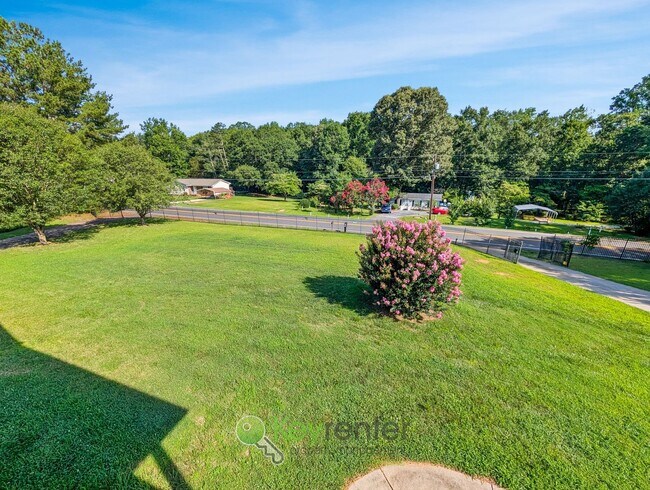 Building Photo - 166 Chastain Rd