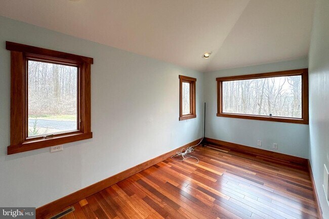 Building Photo - 19 Ridgeview Rd