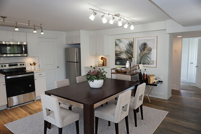 Primary Photo - Recently Renovated 2 Bed / 1 Bath in Colle...